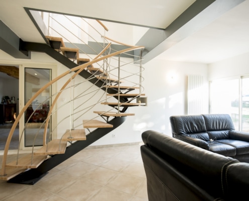 escalier deux quarts tournants moderne avec rampe en bois et en acier