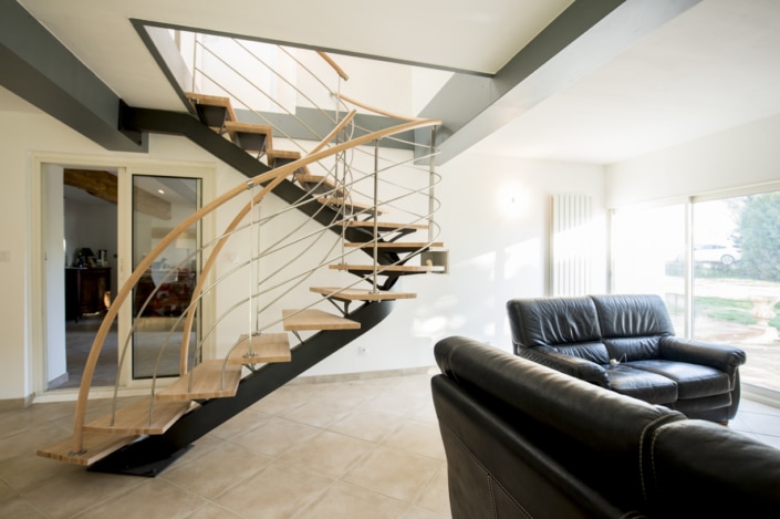 escalier deux quarts tournants moderne avec rampe en bois et en acier