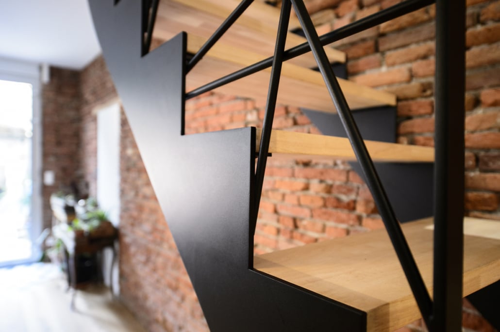 escalier en bois moderne avec limon latéral et rampe design en acier