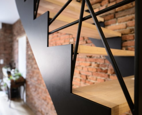 escalier en bois moderne avec limon latéral et rampe design en acier