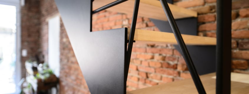 escalier en bois moderne avec limon latéral et rampe design en acier