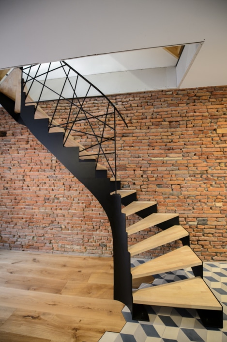 escalier tournant avec marche en bois et limon et rampe en acier