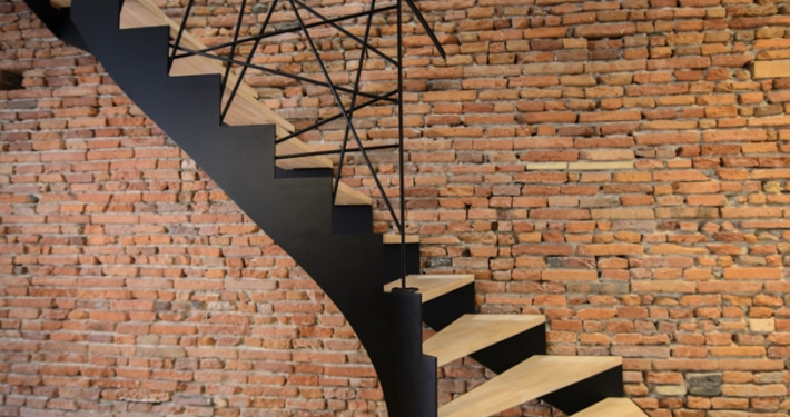 escalier tournant avec marche en bois et limon et rampe en acier