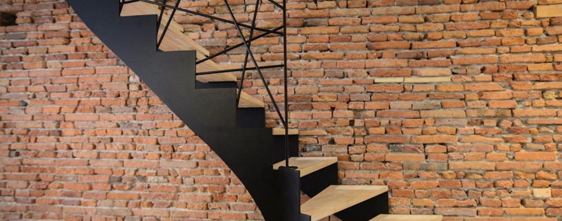 escalier tournant avec marche en bois et limon et rampe en acier