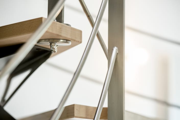escalier deux quarts tournants avec rambarde en métal et en bois