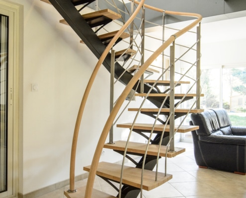 escalier deux quarts tournants et rampe en fer forgé et bois clair