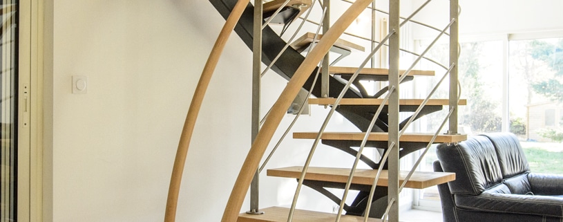 escalier deux quarts tournants et rampe en fer forgé et bois clair
