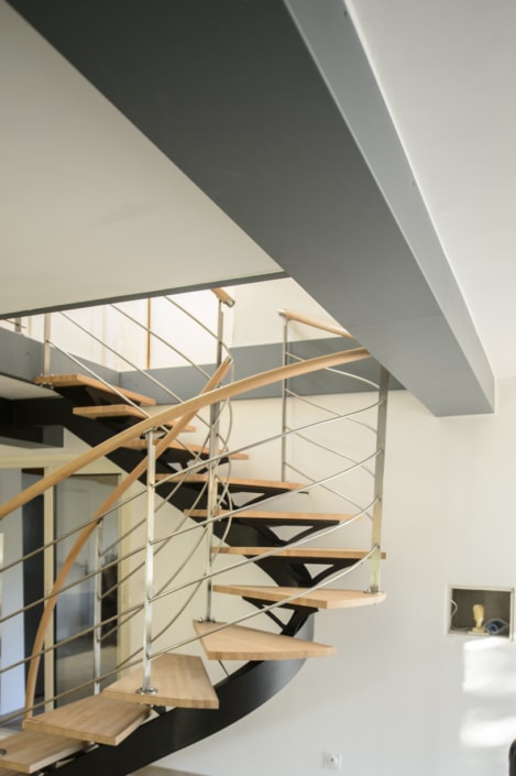 escalier design quart tournant avec rampe en métal et marche en bois