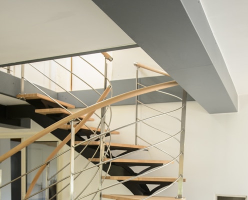 escalier design quart tournant avec rampe en métal et marche en bois
