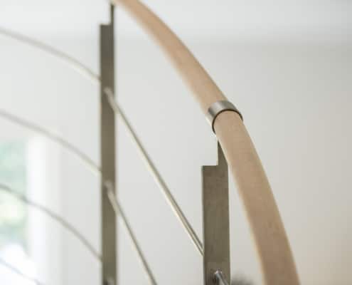 rampe d’escalier moderne en bois et en fer forgé
