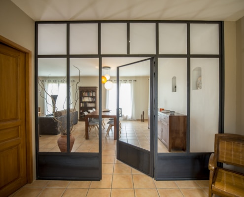 verrière d'intérieur en acier avec porte maison