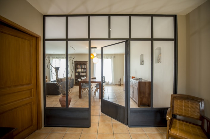 verrière d'intérieur en acier avec porte maison