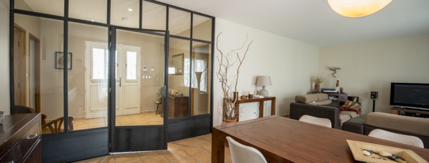 verrière acier gris métal soubassement et porte