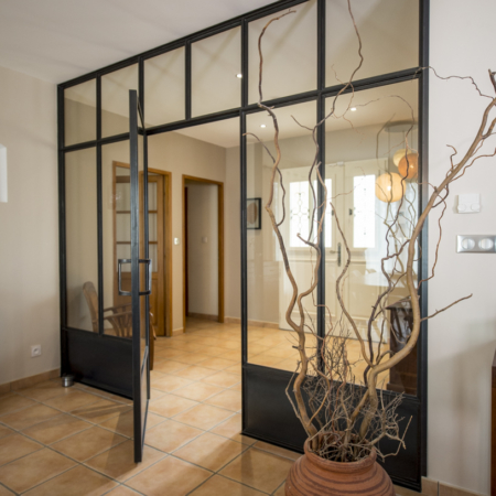 verrière en acier avec soubassement salon maison toulousaine