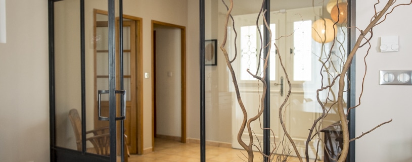 verrière en acier avec soubassement salon maison toulousaine