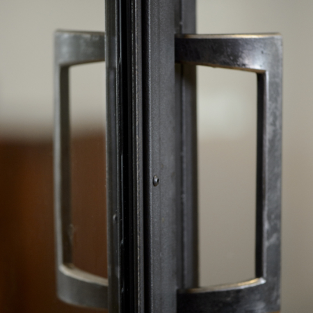 verrière d’intérieur en métal avec porte et poignets en acier