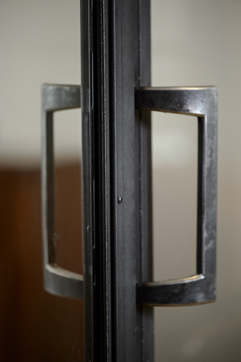 verrière d’intérieur en métal avec porte et poignets en acier