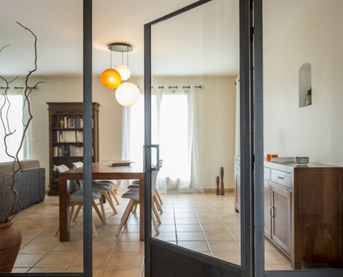 verrière d’intérieur avec soubassement en acier salon cuisine