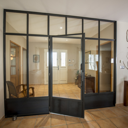grande verrière en métal avec porte