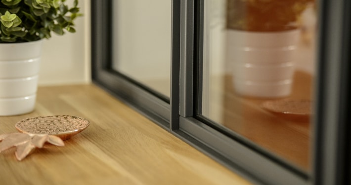 verriere interieur moderne avec cadran en metal