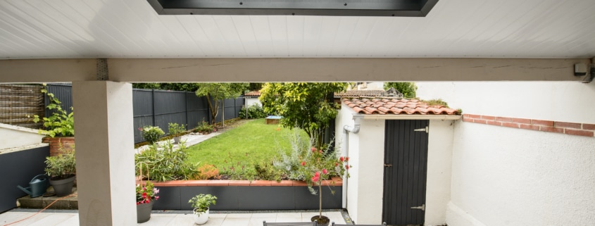 jardin avec terrasse en pierre et toit avec puit de lumiere moderne en metal