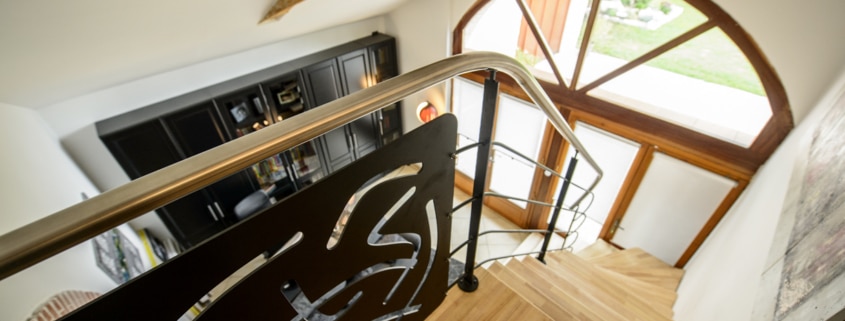 escalier moderne avec marche en bois et garde-corps en metal