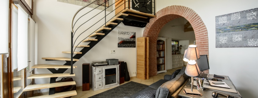 salon avec escalier quart tournant design en metal