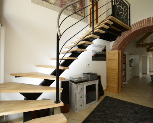 maison avec escalier quart tournant moderne en metal