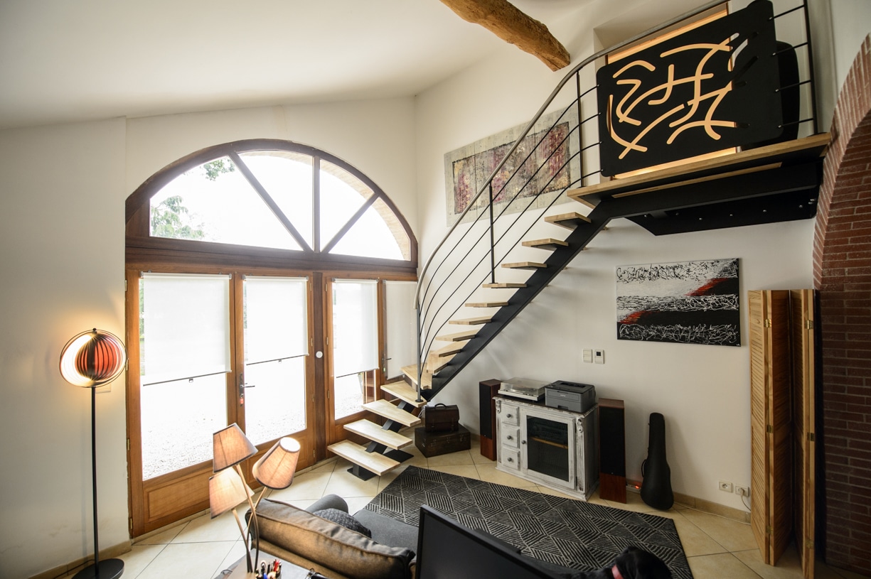 salon maison avec escalier quart tournant en metal et garde-corps design