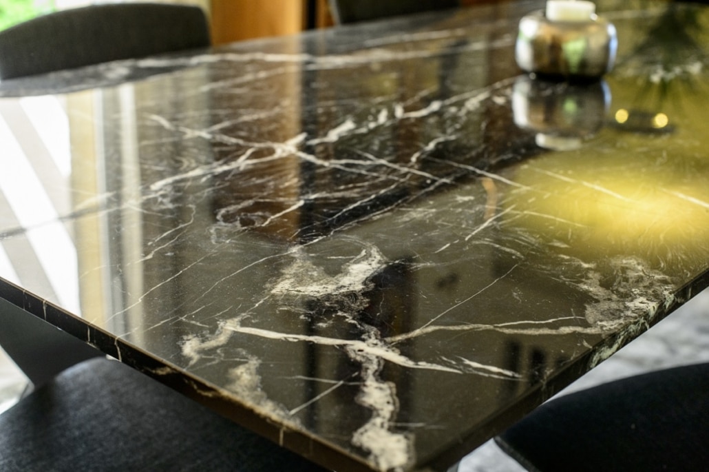 table en marbre avec structure design en acier