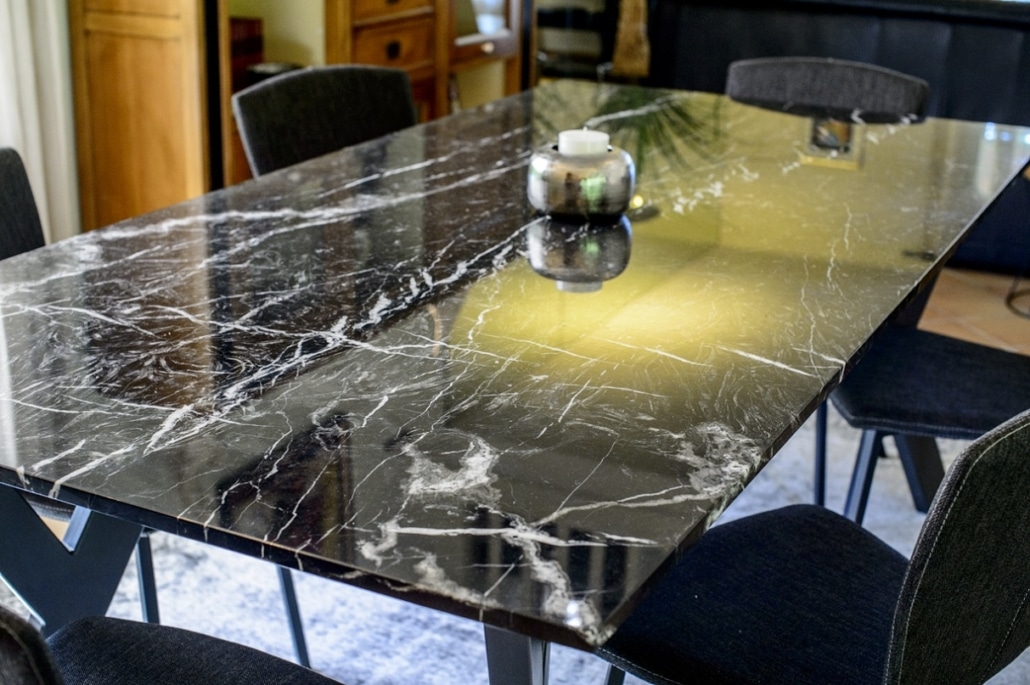 table de salon design en marbre avec pied en fer forge