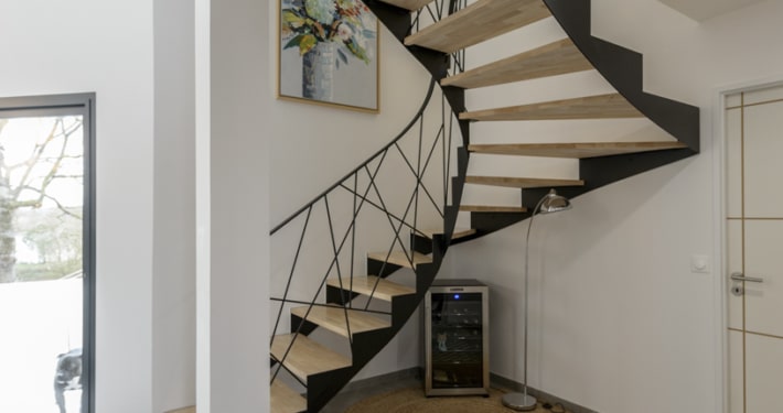escalier design quart tournant en métal et en bois