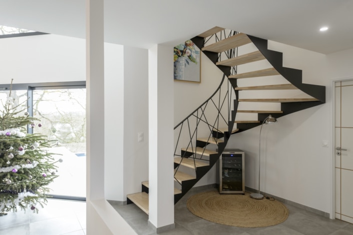 maison moderne avec escalier design en metal et en bois