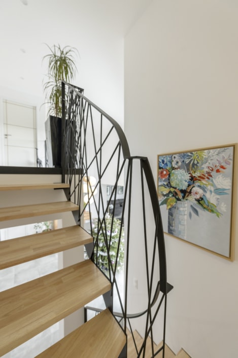 escalier design avec marche en bois et structure en fer