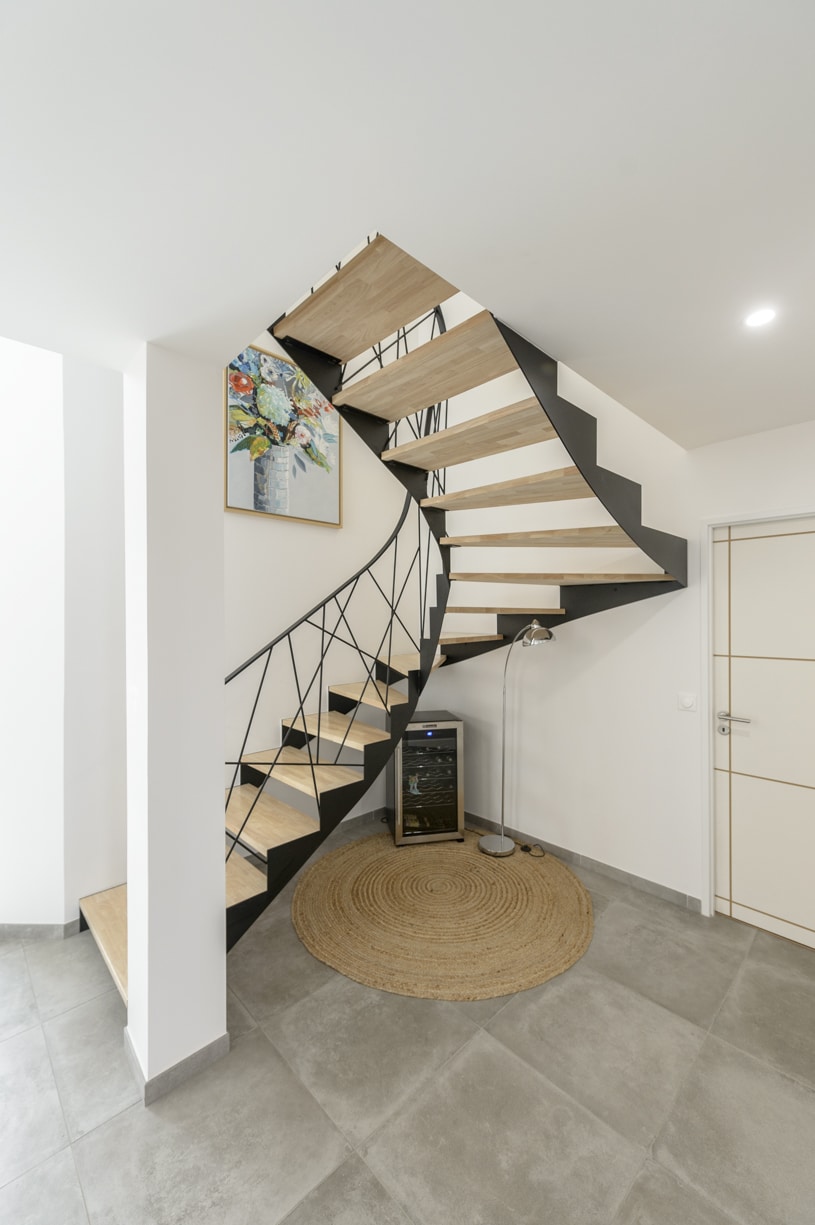 escalier quart tournant avec structure en fer moderne