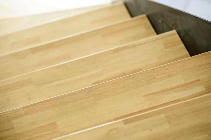 escalier moderne en bois et metal