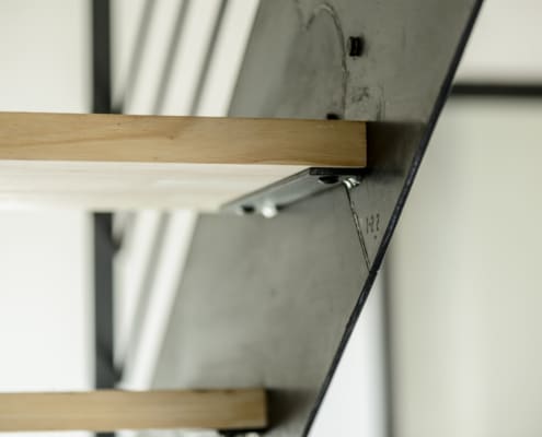 escalier design en fer avec marches en bois