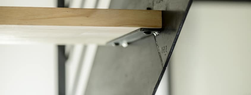 escalier design en fer avec marches en bois