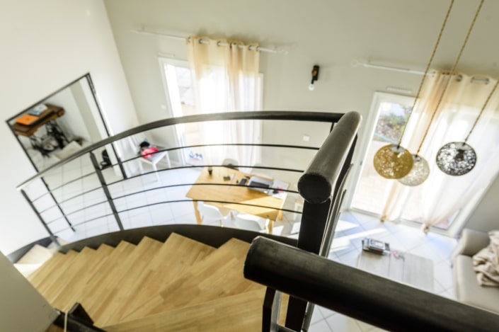 grand escalier en fer avec marche en bois