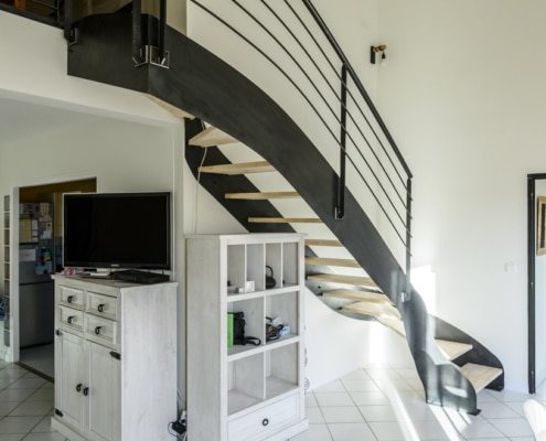 escalier quart tournant en fer et en bois