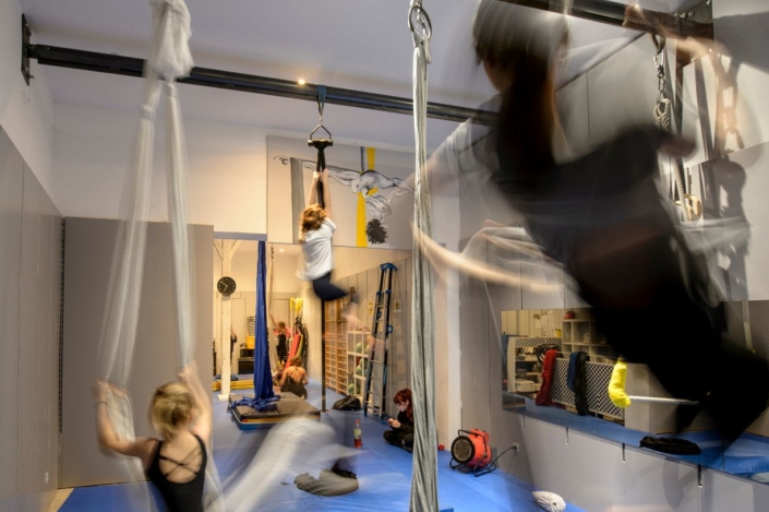 studio de dance avec poteaux en fer