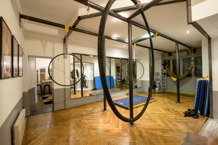 studio de dance avec barre en acier au plafond