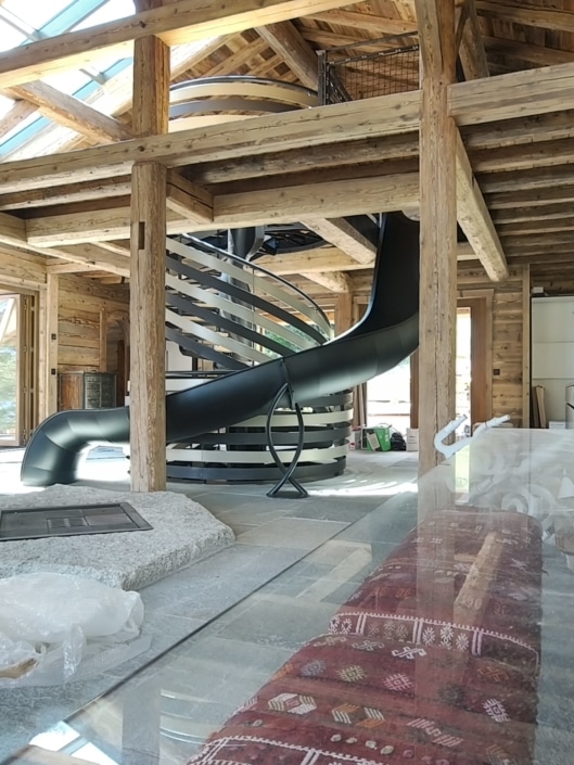 maison avec escalier toboggan moderne