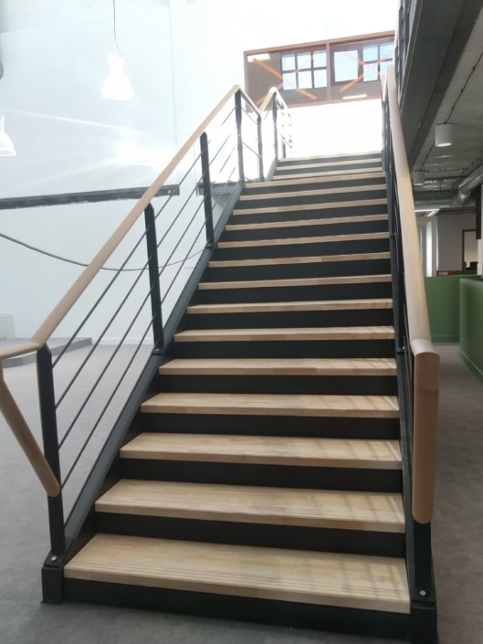 escalier droit metal et marche en bois