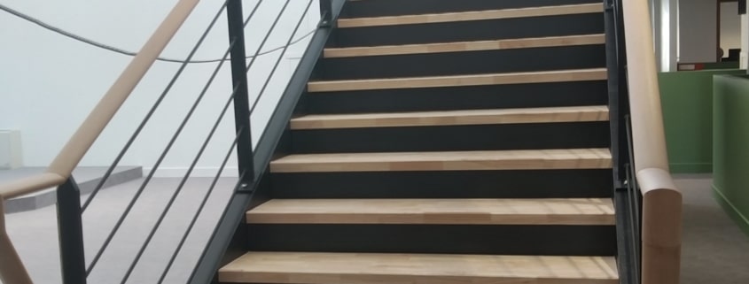 escalier droit metal et marche en bois