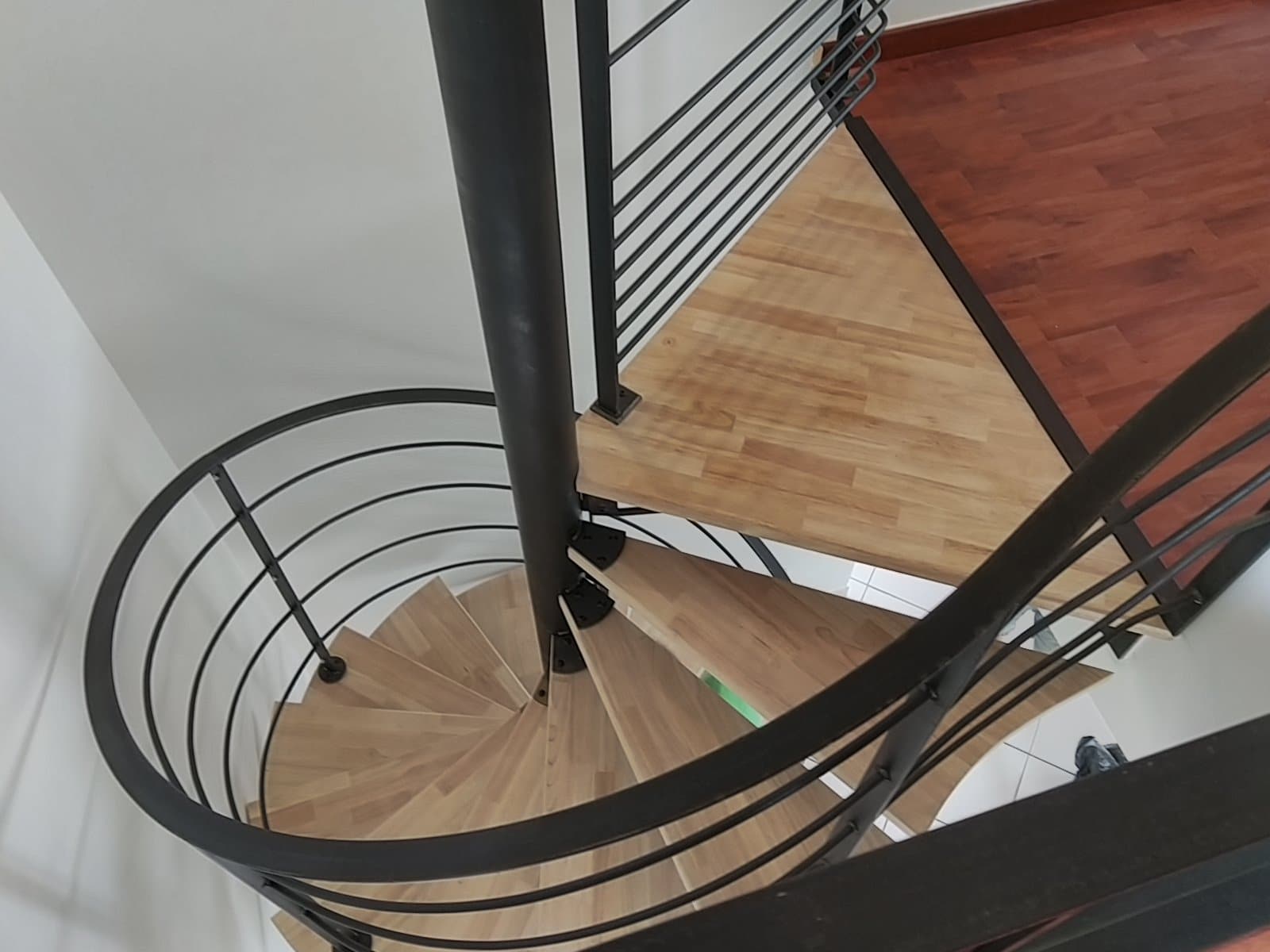 escalier hélicoïdal en fer avec marche en bois