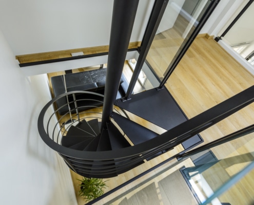 escalier hélicoïdal en metal noir