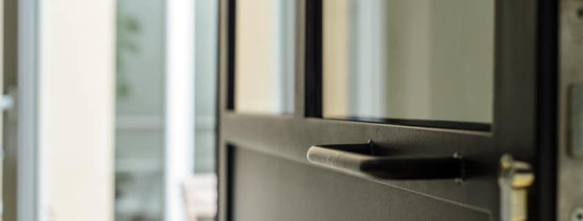 porte en metal noir mat