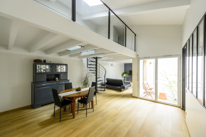 salon mezzanine avec garde corps et escalier en metal