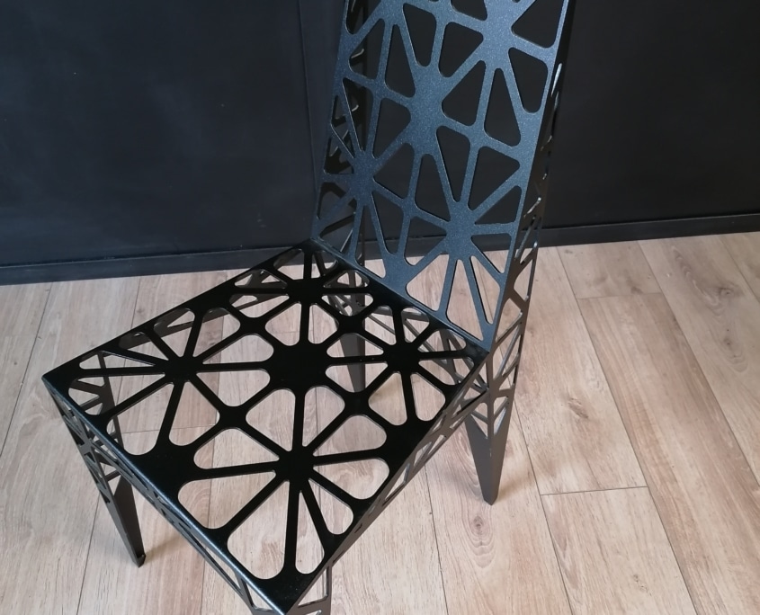 chaise en metal design decoupe au jet d'eau